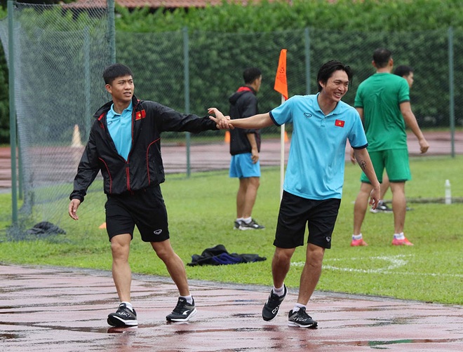 Đội tuyển Việt Nam nhận tin cực vui, tập dưới mưa ở Singapore - 4