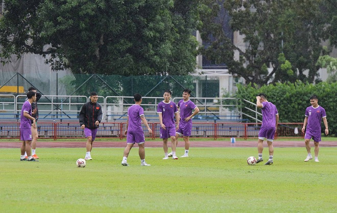 Đội tuyển Việt Nam nhận tin cực vui, tập dưới mưa ở Singapore - 5