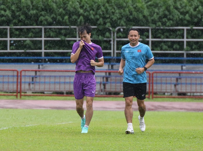 Đội tuyển Việt Nam nhận tin cực vui, tập dưới mưa ở Singapore - 8