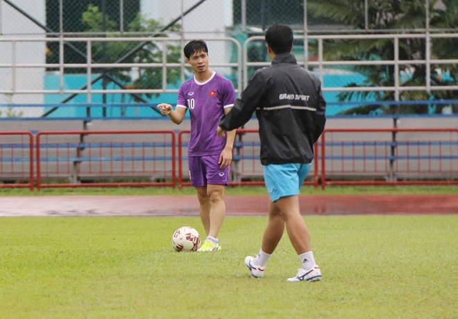 Đội tuyển Việt Nam nhận tin cực vui, tập dưới mưa ở Singapore - 9