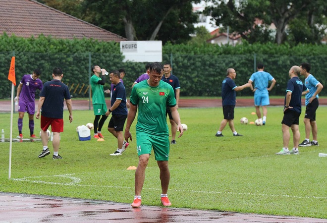 Đội tuyển Việt Nam nhận tin cực vui, tập dưới mưa ở Singapore - 10