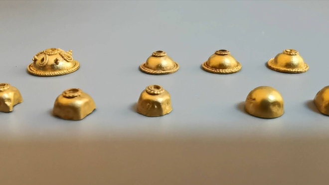 Tìm thấy đồ trang sức bằng vàng ròng trong lăng mộ hơn 2.000 năm tuổi - 2