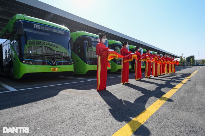 Xe buýt điện đầu tiên của Việt Nam chính thức lăn bánh tại Hà Nội - 1