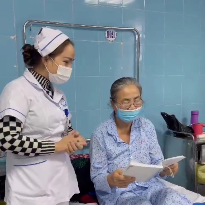 Bệnh nhân ung thư hát hò khoan cảm ơn bác sĩ - 1 Bệnh nhân ung thư hát hò khoan cảm ơn bác sĩ - 1