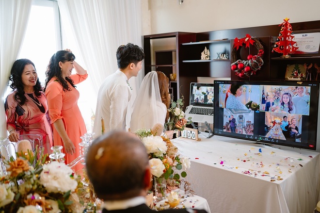 Đôi trẻ Sài Gòn làm đám cưới online kết nối bốn điểm cầu - 7