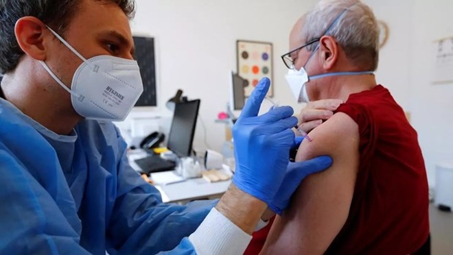 Dịch Covid-19 ngày càng căng thẳng, Đức cấm cửa người chưa tiêm vaccine  - 1