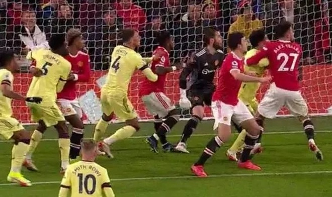 Tranh cãi bàn thắng kỳ lạ nhất của Arsenal vào lưới Man Utd - 4