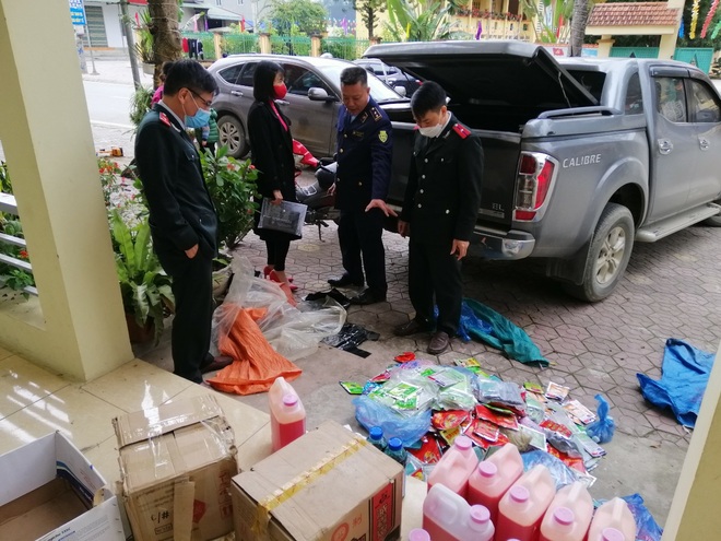 Lào Cai thu giữ gần 200 thùng kẹo không có xuất xứ đang đưa đi tiêu thụ - 2 Lào Cai thu giữ gần 200 thùng kẹo không có xuất xứ đang đưa đi tiêu thụ - 2