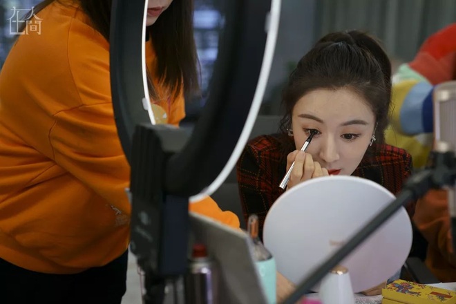 Bà hoàng livestream bán cả… tên lửa, chốt đơn trăm ngôi nhà trong 20 phút - 1 Bà hoàng livestream bán cả… tên lửa, chốt đơn trăm ngôi nhà trong 20 phút - 1