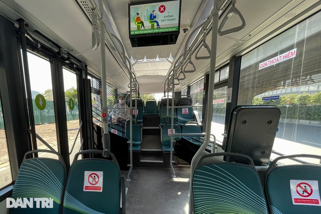 Tuyến buýt điện đầu tiên của Hà Nội vắng khách những ngày đầu vận hành - 1