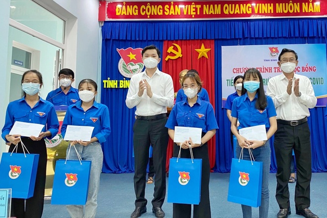 Bí thư Trung ương Đoàn trao học bổng Tiếp sức đến trường, vượt qua Covid-19 - 1 Bí thư Trung ương Đoàn trao học bổng Tiếp sức đến trường, vượt qua Covid-19 - 1