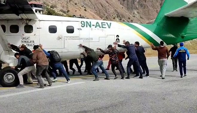 Video hành khách đẩy máy bay Nepal bị nổ lốp trên đường băng - 1 Video hành khách đẩy máy bay Nepal bị nổ lốp trên đường băng - 1