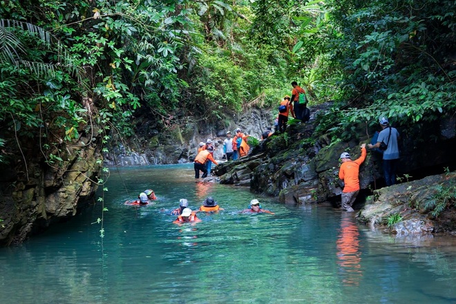 Visitors enjoy swinging over a waterfall more than 50m high in the middle of the old forest in Quang Binh - 7