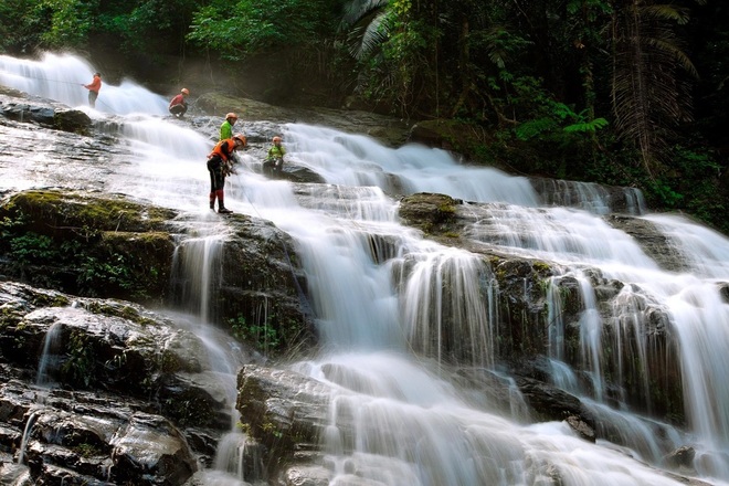 Du khách thích thú đu dây vượt thác cao hơn 50 m giữa rừng già ở Quảng Bình - 5