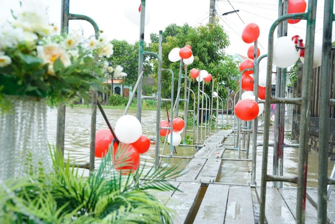 Đám cưới mùa lũ: Chú rể Phú Yên xuyên đêm dựng giàn giáo vào nhà cô dâu - 3