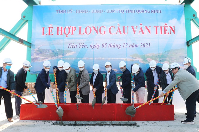 Hợp long công trình cầu vượt biển dài nhất Quảng Ninh - 2