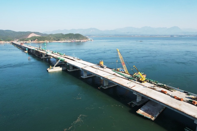 Hợp long công trình cầu vượt biển dài nhất Quảng Ninh - 1
