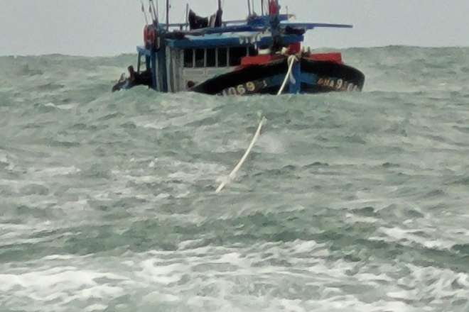 Cứu nạn kịp thời 11 ngư dân trên tàu cá sắp chìm - 1 Cứu nạn kịp thời 11 ngư dân trên tàu cá sắp chìm - 1
