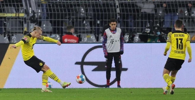 Lewandowski tỏa sáng, Bayern Munich ngược dòng đánh bại Dortmund - 4