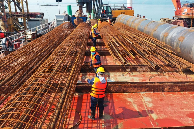 Hợp long công trình cầu vượt biển dài nhất Quảng Ninh - 4
