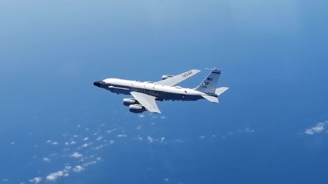 Máy bay dân sự Nga hạ độ cao vì bị phi cơ do thám Mỹ cắt mặt - 1