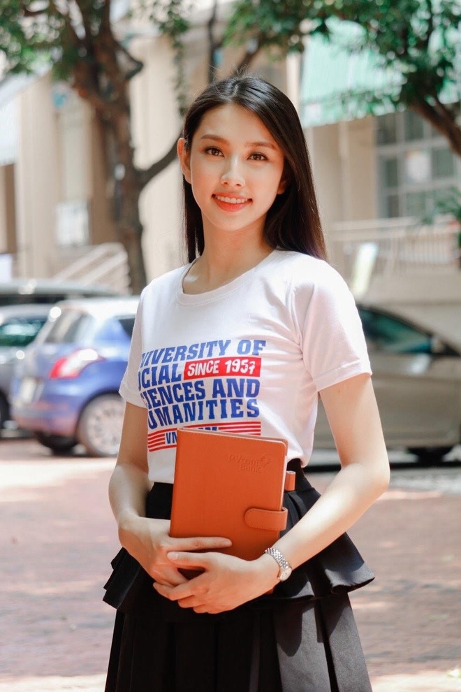 Hình ảnh đáng yêu của Hoa hậu Thùy Tiên thời sinh viên - 2
