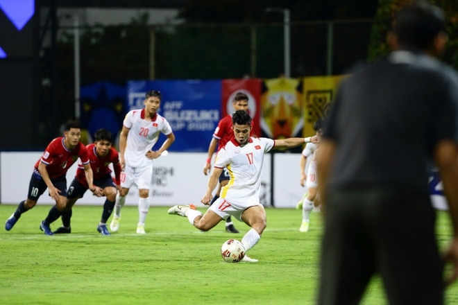 Vũ Văn Thanh hai lần bị thủ môn Lào từ chối bàn thắng - 1