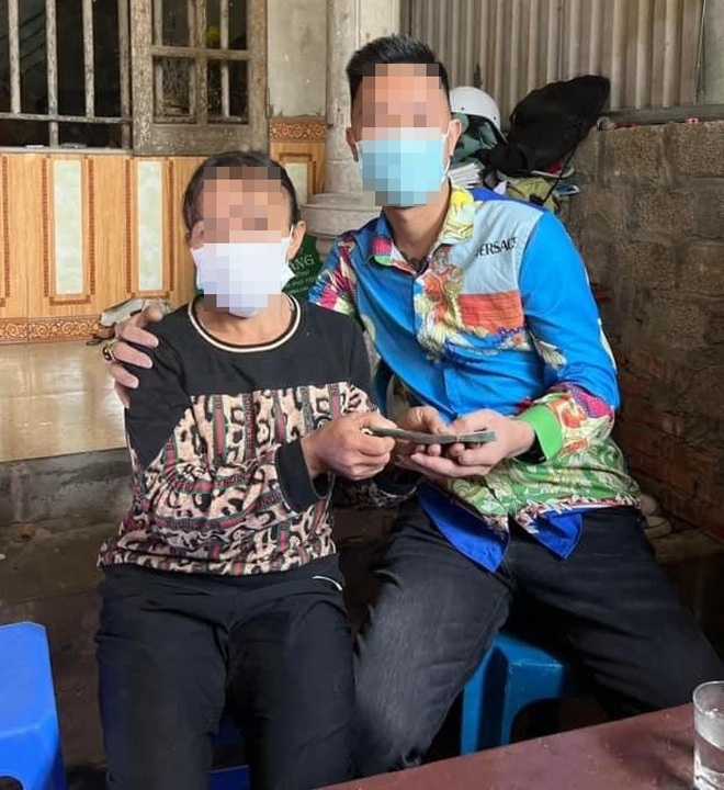 Huấn hoa hồng tặng tiền nữ sinh