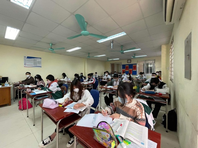 Hà Nội: Hàng trăm trường THPT mở cửa đón học sinh đi học trực tiếp - 4 Hà Nội: Hàng trăm trường THPT mở cửa đón học sinh đi học trực tiếp - 4