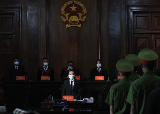 Bất ngờ tạm dừng phiên tòa xét xử cựu Phó Chủ tịch TPHCM Trần Vĩnh Tuyến - 3