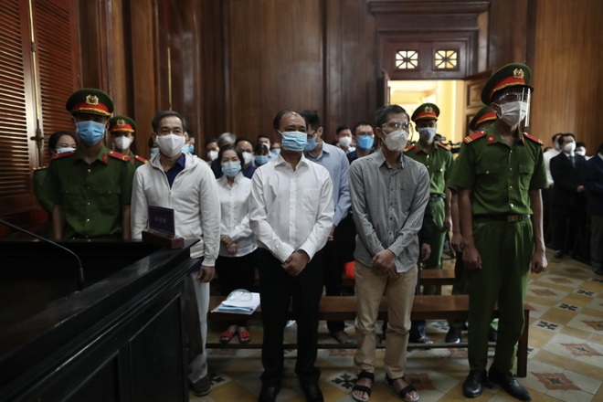Bất ngờ tạm dừng phiên tòa xét xử cựu Phó Chủ tịch TPHCM Trần Vĩnh Tuyến - 1