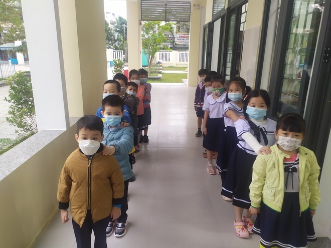 Nhiều phụ huynh Đà Nẵng quay xe cho trẻ lớp 1 đi học ở phút… 89 - 1