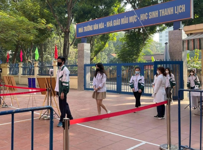 Hà Nội: Hàng trăm trường THPT mở cửa đón học sinh đi học trực tiếp - 1