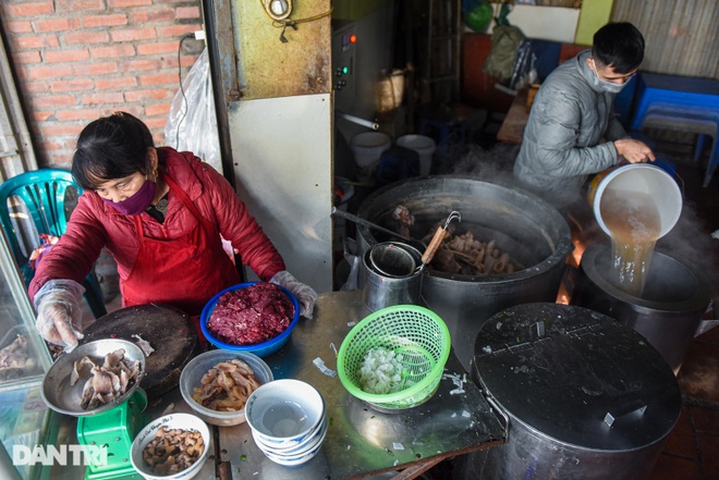 Quán phở gánh: Bánh phở khổng lồ, cân từng hoa thịt bò, ngày hết 300 tô - 6