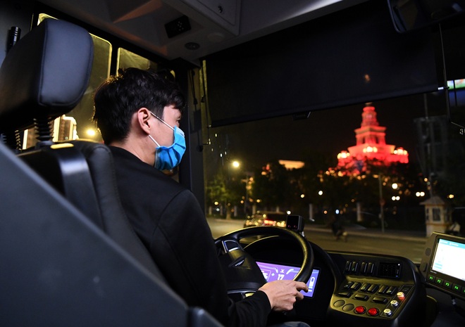 Hành khách thích thú khi lần đầu được đi xe buýt điện thân thiện với môi trường - 9