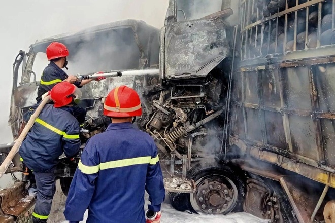 2 xe tải bốc cháy dữ dội sau va chạm, tài xế tử vong trong cabin - 3