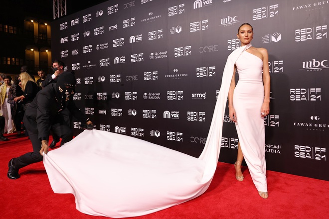 Ngưỡng mộ eo thon không chút mỡ thừa của thiên thần Candice Swanepoel - 4 Ngưỡng mộ eo thon không chút mỡ thừa của thiên thần Candice Swanepoel - 4