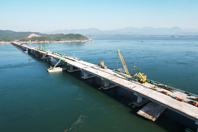 Bí thư Quảng Ninh bật mí những quyết sách quan trọng giúp tỉnh vượt bão Covid - 4 Bí thư Quảng Ninh bật mí những quyết sách quan trọng giúp tỉnh vượt bão Covid - 4