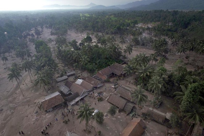 Cảnh tượng như tận thế khi núi lửa phun trào ở Indonesia, 34 người chết - 3