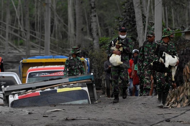 Cảnh tượng như tận thế khi núi lửa phun trào ở Indonesia, 34 người chết - 7