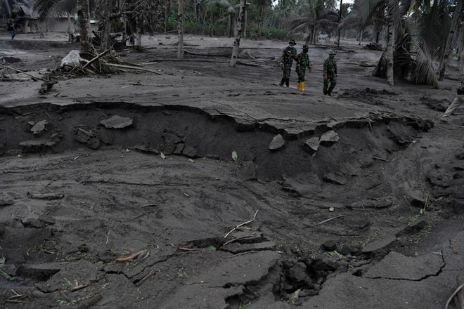 Cảnh tượng như tận thế khi núi lửa phun trào ở Indonesia, 34 người chết - 8