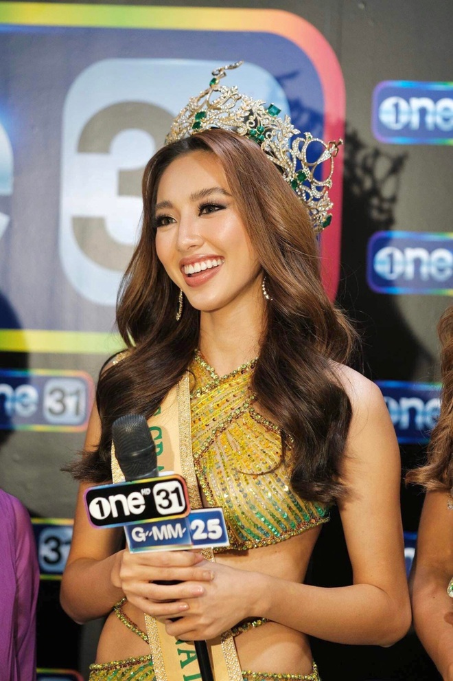 Hoa hậu Thùy Tiên mặc lại váy đêm đăng quang tham dự sự kiện - 3