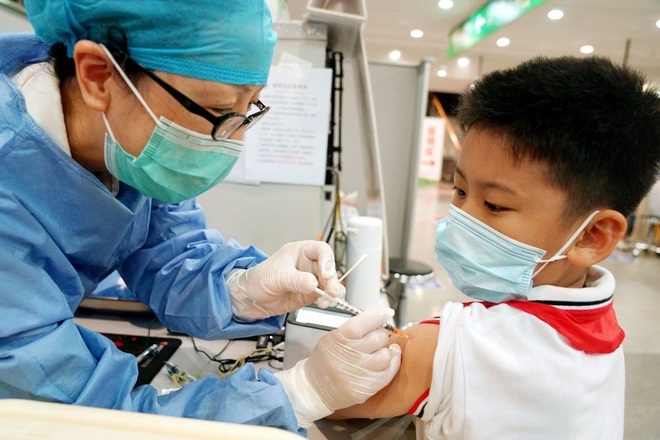 Trung Quốc muốn hoàn thành tiêm chủng cho 160 triệu trẻ em đến cuối năm - 1