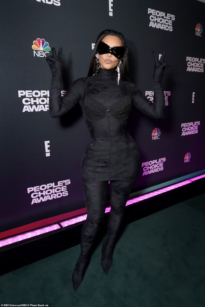 Kim Kardashian kín mít, Cardi B tái xuất bốc lửa tại Peoples Choice Awards - 1