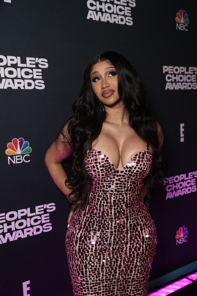 Kim Kardashian kín mít, Cardi B tái xuất bốc lửa tại Peoples Choice Awards - 5 Kim Kardashian kín mít, Cardi B tái xuất bốc lửa tại Peoples Choice Awards - 5