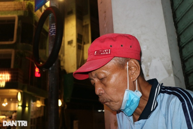 Ông lão vá xe giữa quận nhất: Ở Sài Gòn, chưa bao giờ kiếm tiền khó thế! - 1
