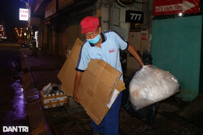 Ông lão vá xe giữa quận nhất: Ở Sài Gòn, chưa bao giờ kiếm tiền khó thế! - 4 Ông lão vá xe giữa quận nhất: Ở Sài Gòn, chưa bao giờ kiếm tiền khó thế! - 4