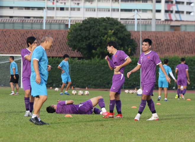 HLV Park Hang Seo thách đấu Công Phượng, Quang Hải chơi… oẳn tù tì - 10