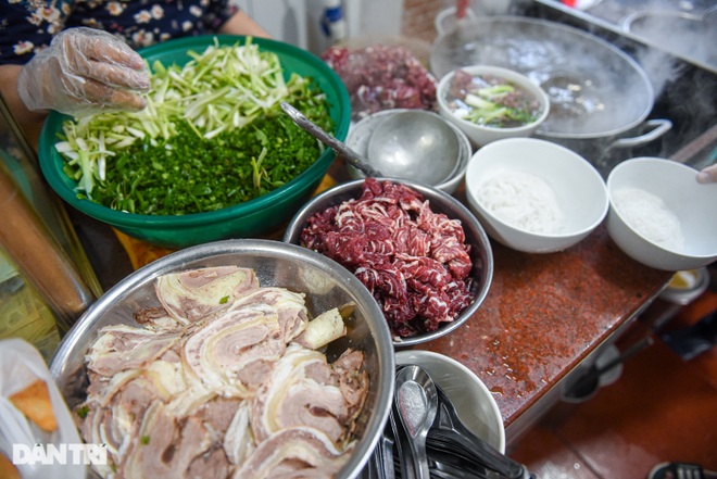 The most salty pho restaurant in Hanoi, the price is 80,000 VND/bowl, still full of customers - 6