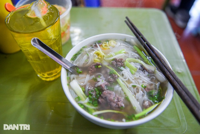 The most salty pho restaurant in Hanoi, the price is 80,000 VND/bowl, still full of customers - 10